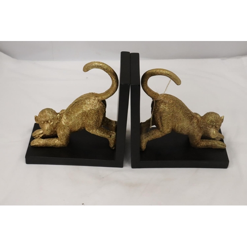 200 - A PAIR OF GOLD COLOURED RESIN MONKEY, BOOK-ENDS, HEIGHT 19CM