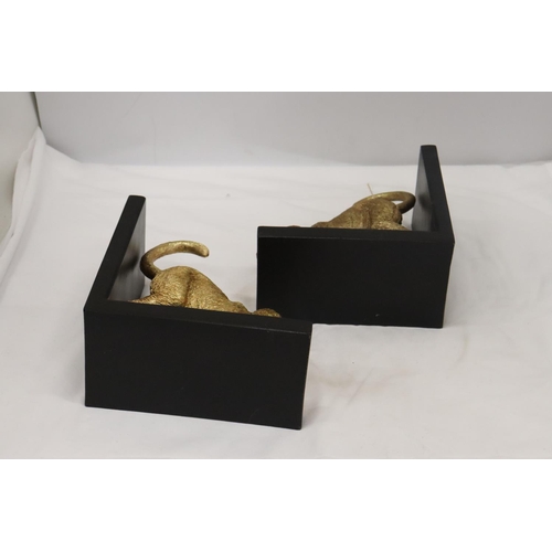 200 - A PAIR OF GOLD COLOURED RESIN MONKEY, BOOK-ENDS, HEIGHT 19CM