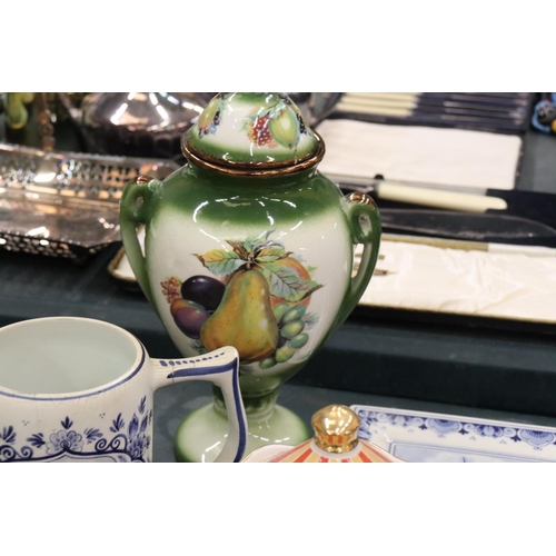 203 - A MIXED LOT TO INCLUDE SADLER TEAPOTS, LIMOGES HANDPAINTED HINGED EGG TRINKET, DELFT BLUE TANKARD, M... 