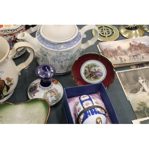 203 - A MIXED LOT TO INCLUDE SADLER TEAPOTS, LIMOGES HANDPAINTED HINGED EGG TRINKET, DELFT BLUE TANKARD, M... 