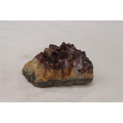 213 - AN AMETHYST DRUZE GEODE QUART CRYSTAL