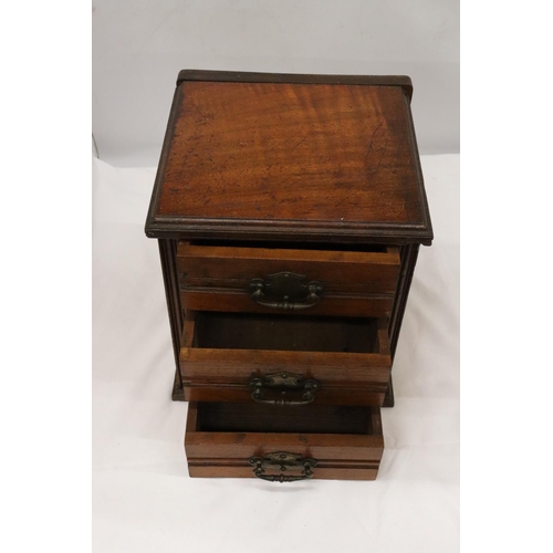 236 - A VINTAGE OAK CHEST OF DRAWERS