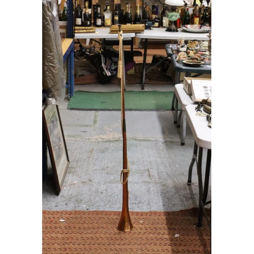 245 - A BRASS AND COPPER HUNTING HORN