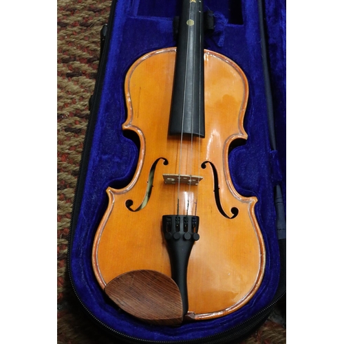 248 - A STENTOR STUDENT 1/4 VIOLIN IN A CASE