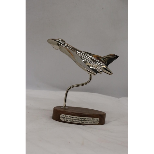 249 - A CHROME MODEL OF AN AVRO VULCAN AEROPLANE ON A HARDWOOD BASE WITH HISTORY PLAQUE, HEIGHT 20 CM