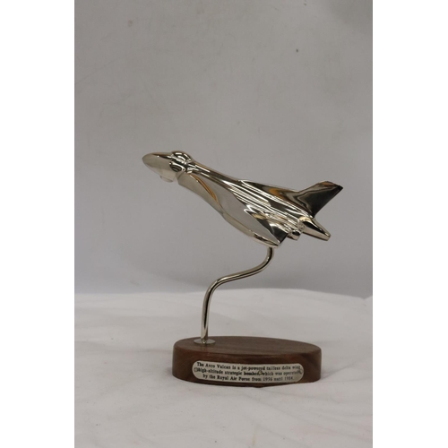 249 - A CHROME MODEL OF AN AVRO VULCAN AEROPLANE ON A HARDWOOD BASE WITH HISTORY PLAQUE, HEIGHT 20 CM