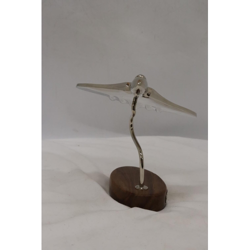 249 - A CHROME MODEL OF AN AVRO VULCAN AEROPLANE ON A HARDWOOD BASE WITH HISTORY PLAQUE, HEIGHT 20 CM