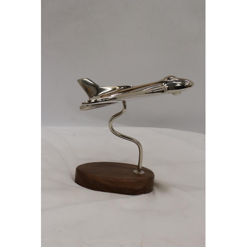 249 - A CHROME MODEL OF AN AVRO VULCAN AEROPLANE ON A HARDWOOD BASE WITH HISTORY PLAQUE, HEIGHT 20 CM