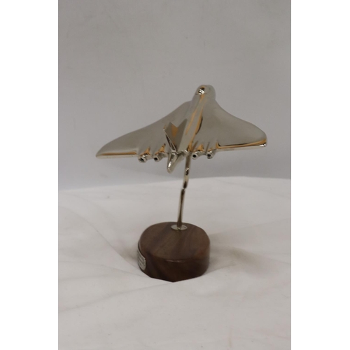 249 - A CHROME MODEL OF AN AVRO VULCAN AEROPLANE ON A HARDWOOD BASE WITH HISTORY PLAQUE, HEIGHT 20 CM