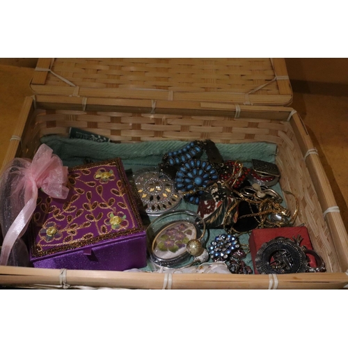 251 - A LARGE QUANTITY OF COSTUME JEWELLERY