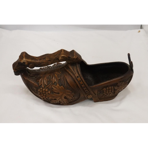 255 - A LARGE RESIN CLOG SHAPED BOTTLE HOLDER