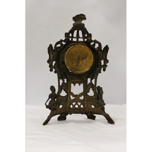 256 - AN ORNATE VINTAGE BRASS MANTLE CLOCK, HEIGHT - 36 CM