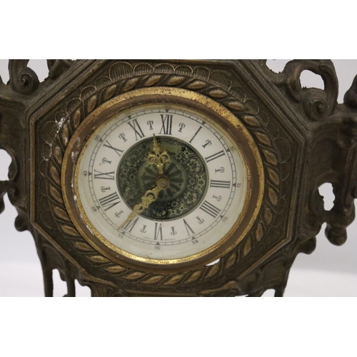 256 - AN ORNATE VINTAGE BRASS MANTLE CLOCK, HEIGHT - 36 CM