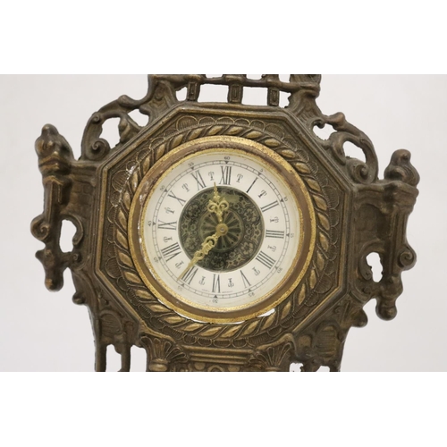 256 - AN ORNATE VINTAGE BRASS MANTLE CLOCK, HEIGHT - 36 CM