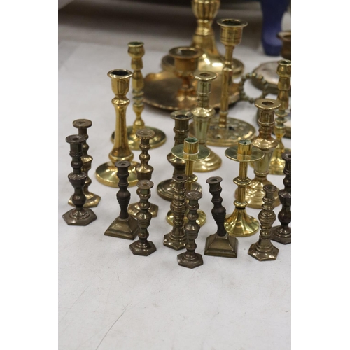 279 - A QUANTITY OF BRASS CANDLESTICKS