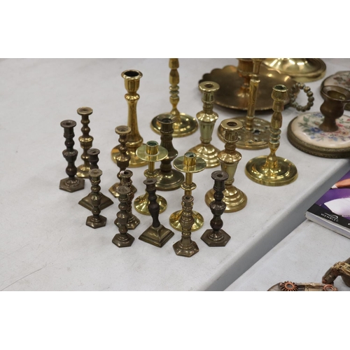 279 - A QUANTITY OF BRASS CANDLESTICKS