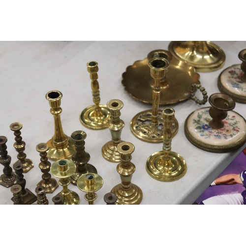 279 - A QUANTITY OF BRASS CANDLESTICKS