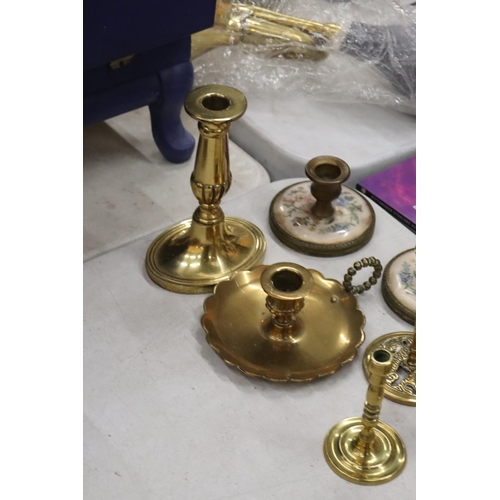 279 - A QUANTITY OF BRASS CANDLESTICKS