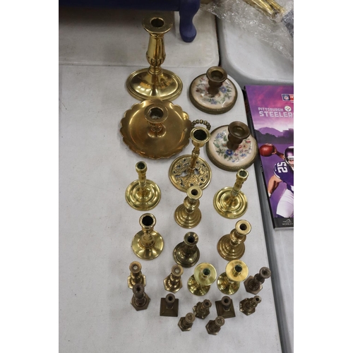 279 - A QUANTITY OF BRASS CANDLESTICKS