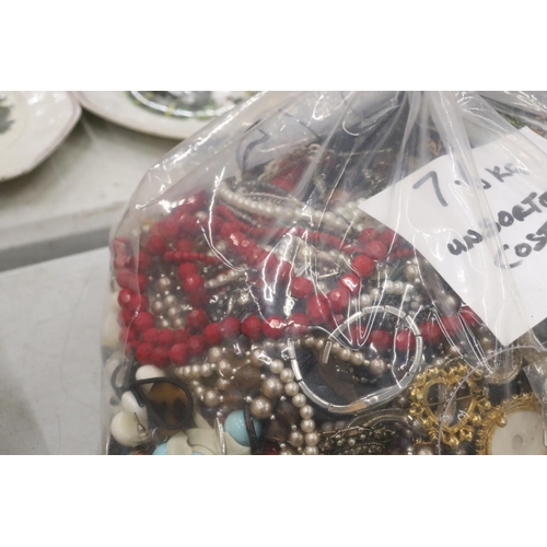 288 - A 7.6 KG BAG OF UNSORTED COSTUME JEWELLERY