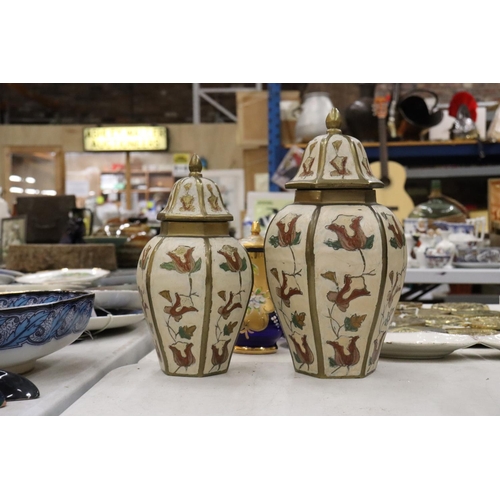 291 - A VINTAGE BRASS CHARGER TOGETHER WITH TWO BRASS HANDPAINTED LIDDED JARS