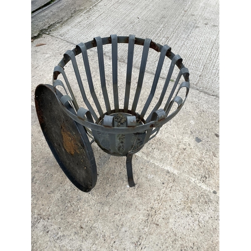 1643 - A SMAL METAL GARDEN FIRE PIT