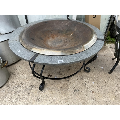 1644 - A LARGE CIRCULAR GARDEN FIRE PIT WITH GRANITE STYLE SURROUND AND METAL BASE