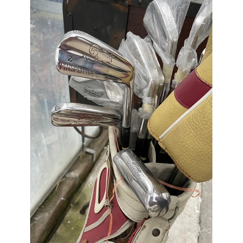 1652 - A VINTAGE GOLF BAG WITH AN ASSORTMENT OF GOLF CLUBS