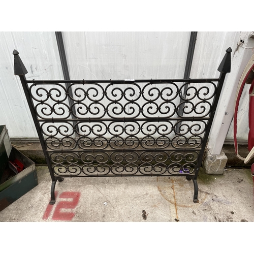 1654 - A DECORATIVE WROUGHT IRON FIRE SCREEN