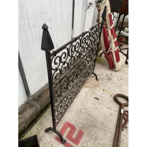 1654 - A DECORATIVE WROUGHT IRON FIRE SCREEN