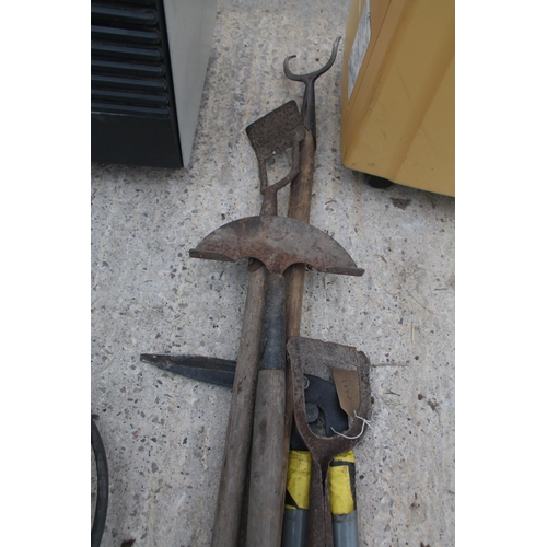 1504 - 5 HAND GARDEN TOOLS  NO VAT