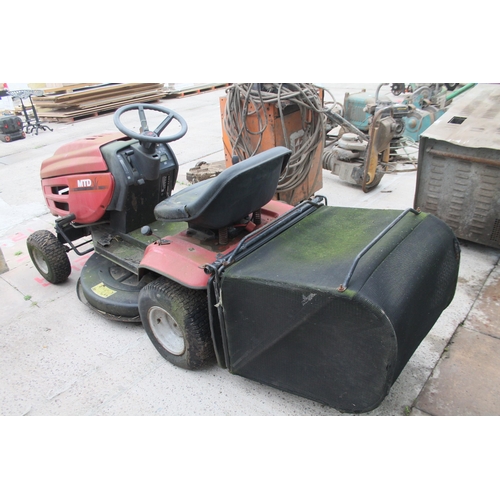 151 - MTD DECK MOWER AND COLLECTOR RIDE ON IN WORKING ORDER REQUIRES BATTERY
************  PLUS VAT ******... 