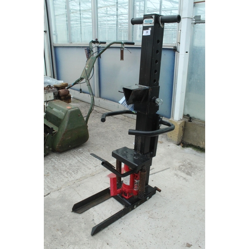 39 - HANDY LOG SPLITTER IN WORKING ORDER  NO VAT