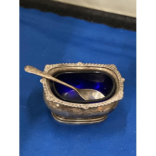 32 - A HALLMARKED BIRMINGHAM SILVER CONDIMENT SET TO INCLUDE A BLUE GLASS LINED SALT AND LIDDED MUSTARD P... 