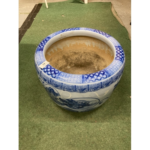 43 - A LARGE MING STYLE BLUE AND WHITE PLANTER 29CM DIAMETER