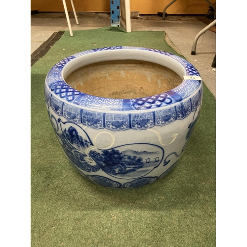 43 - A LARGE MING STYLE BLUE AND WHITE PLANTER 29CM DIAMETER