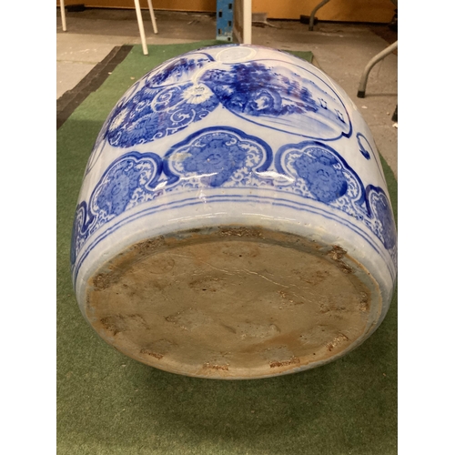 43 - A LARGE MING STYLE BLUE AND WHITE PLANTER 29CM DIAMETER