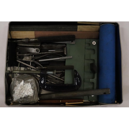 307 - A TRAY CONTAINING ENGINEERING AND CRAFTS TOOLS AND ACCESSORIES