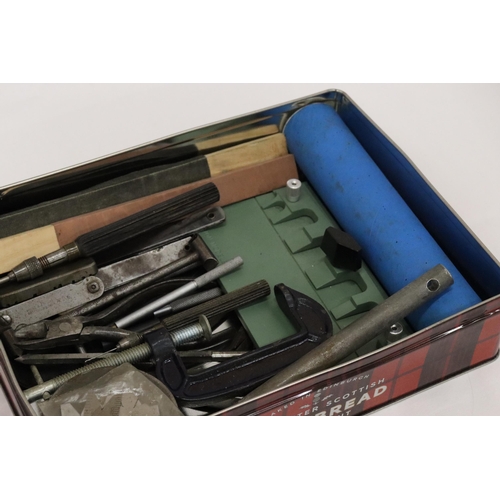 307 - A TRAY CONTAINING ENGINEERING AND CRAFTS TOOLS AND ACCESSORIES