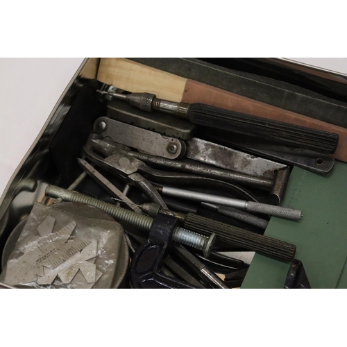 307 - A TRAY CONTAINING ENGINEERING AND CRAFTS TOOLS AND ACCESSORIES