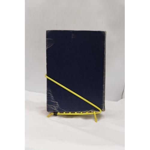 308 - A PAIR OF OXFORD UNIVERSAL DICTIONARY'S IN METAL STAND