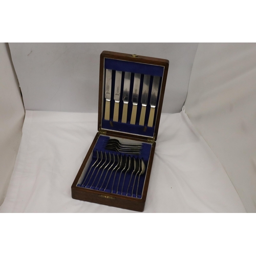 313 - A QUANTITY OF J H POTTER STAINLESS STEEL SHEFFIELD FLATWARE IN A WOODEN BOX