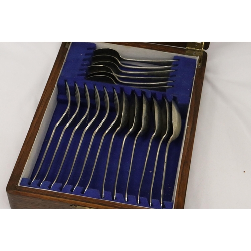 313 - A QUANTITY OF J H POTTER STAINLESS STEEL SHEFFIELD FLATWARE IN A WOODEN BOX