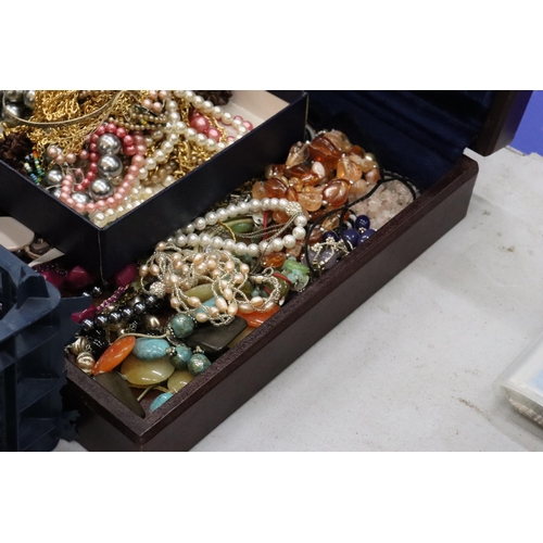 321 - A LARGE QUANTITY OF COSTUME JEWELLERY TO INCLUDE AMBER STYLE BEADS, BANGLES, NECKLACES, BEADS, ETC, ... 