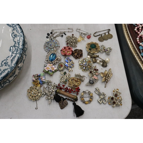 326 - A QUANTITY OF VINTAGE COSTUME JEWELLERY BROOCHES - APPROX 29 IN TOTAL