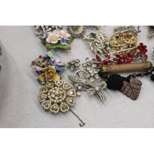 326 - A QUANTITY OF VINTAGE COSTUME JEWELLERY BROOCHES - APPROX 29 IN TOTAL