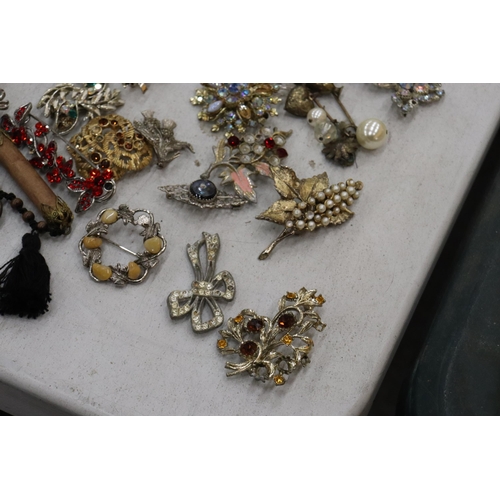 326 - A QUANTITY OF VINTAGE COSTUME JEWELLERY BROOCHES - APPROX 29 IN TOTAL