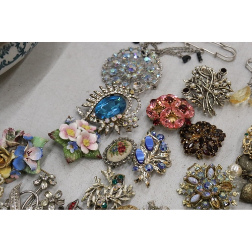 326 - A QUANTITY OF VINTAGE COSTUME JEWELLERY BROOCHES - APPROX 29 IN TOTAL