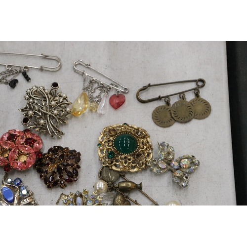 326 - A QUANTITY OF VINTAGE COSTUME JEWELLERY BROOCHES - APPROX 29 IN TOTAL