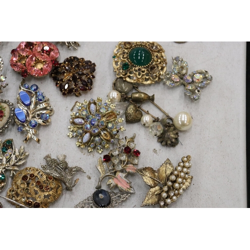 326 - A QUANTITY OF VINTAGE COSTUME JEWELLERY BROOCHES - APPROX 29 IN TOTAL